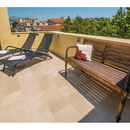 Apartment Charming Spliten Style *